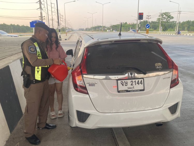 ยกย่องตำรวจทล.ปราจีนบุรีใจงามช่วยเหลือสาวขับเก๋งน้ำมันหมดกลางทาง