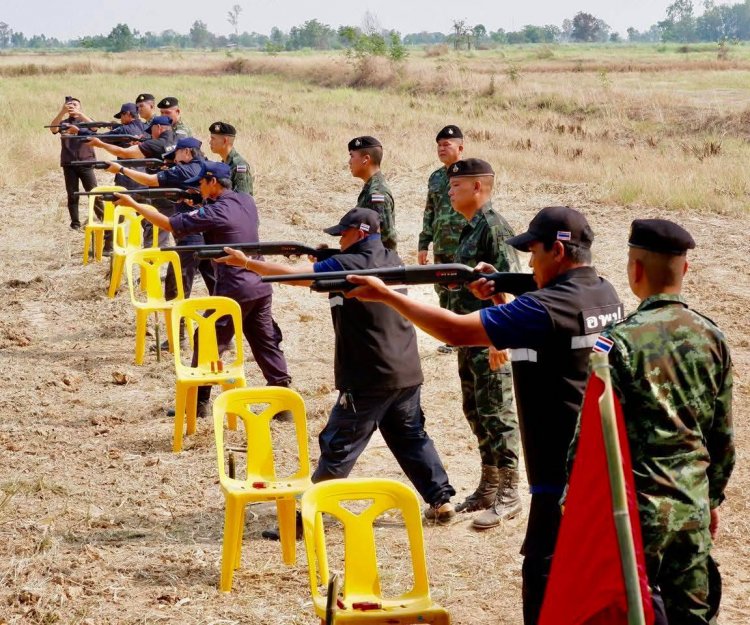 กอ.รมน.พิจิตรติวเข้มอพป.ฝึกยิงปืนเสริมสร้างประสบการณ์การใช้อาวุธปกป้องหมู่บ้าน