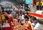 “นักท่องเที่ยวสายมู” คึกคัก “หาดใหญ่” ทั้งมาเลเซีย-ไทย อาบน้ำมนต์ ดูดวง จุดเทียน ไหว้พระทำบุญ ทำบุญยา ทำบุญคนชรา