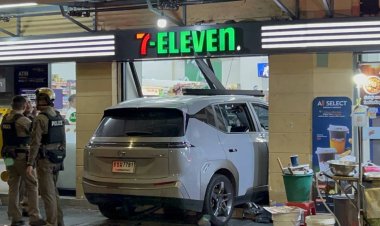 ระทึก!สาวใหญ่ขับเก๋ง EVกวาดร้านก๋วยเตี๋ยว เสยรถสามล้อ พุ่งเข้าร้านสะดวกซื้อ เจ็บ 8 ราย