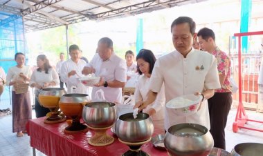 “ศรีสะเกษรวมพลังทำบุญตักบาตรเฉลิมพระเกียรติ สร้างพลังศรัทธา ปลูกฝังคุณธรรมสู่สังคมไทย”