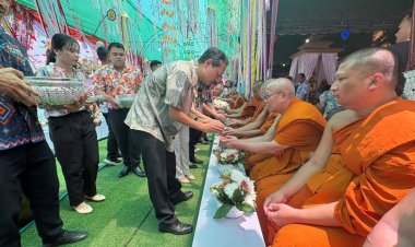 ศรีสะเกษจัดสงกรานต์อบอุ่น ผู้ว่าฯ นำสรงน้ำหลวงพ่อโต พร้อมรดน้ำดำหัวผู้สูงอายุ