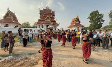 “สายมูแน่น! พลังศรัทธานับพันแห่สรงน้ำ ‘พระไชยเทพสถิต’ จุดธูปขอเลขเด็ด พญานาคนิลกาฬ คึกคักรับสงกรานต์”