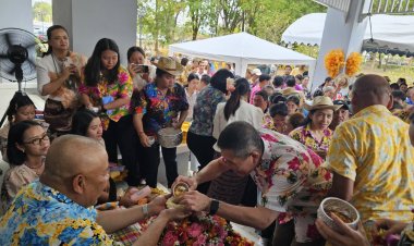 ปชช.แห่รดน้ำขอพรผู้ว่าฯปราจีนบุรี สืบสานประเพณีพร้อมอวยพรชาวเมืองให้อยู่เย็นเป็นสุข