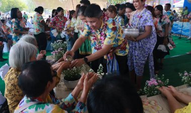 สงกรานต์วิถีไทย!ผู้ว่าฯ นราธิวาส นำชุมชนร่วมรดน้ำผู้ใหญ่ สืบสานวัฒนธรรม