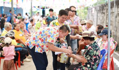 อบต.สวนพริกไทย จัดรดน้ำขอพรผู้สูงอายุ สืบสานประเพณีไทยในวันสงกรานต์