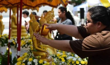 คลื่นศรัทธาล้น! วัดโพธิ์แน่นขนัดรับสงกรานต์แห่กราบพระนอนศักดิ์สิทธิ์เสริมมงคลชีวิต
