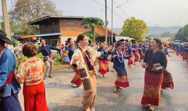 อลังการ!อุทัยธานีสืบสานประเพณีแห่ค้างดอกไม้ห้วยแห้ง ไหว้หลวงพ่อโต โชว์ผ้าทอลายโบราณ
