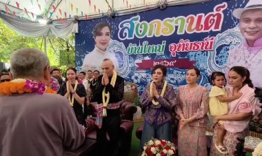 สงกรานต์บ้านใหญ่ "ไทยเศรษฐ์"คึกคัก นักการเมือง-ประชาชนแห่ร่วมรดน้ำดำหัวอวยพรปีใหม่