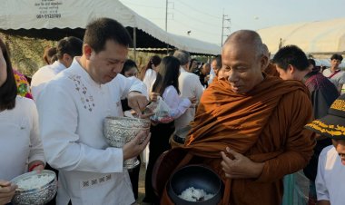 นายอำเภอแม่สอด ประธานในพิธีทำบุญตักบาตร และพิธีบวงสรวงดวงพระวิญญาณสมเด็จพระเจ้าตากสินมหาราช