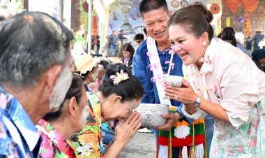 วันไหลสงกรานต์  "นายกจอย-สส.เฟริ์ส" ร่วมสืบสานประเพณีสรงน้ำพระธาตุพญาหน่อกวิ้น