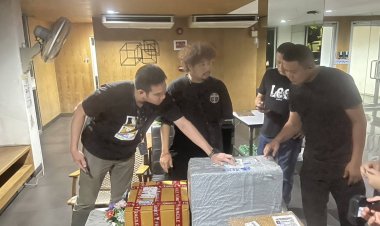 ตามรวบหนุ่มซื้อขายบุหรี่เถื่อนผ่านไปรษณีย์  ค้นห้องพักผงะเจอทั้งปืน-เงินสด-คลังบุหรี่หนีภาษี