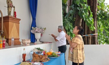 คณะกรรมการชุมชนมณีไพรสณฑ์  เลี้ยงบูชาถวายหัวหมู +ไก่สักการะ กราบขอสุมา ป้อต๊าว(พ่อท้าว)