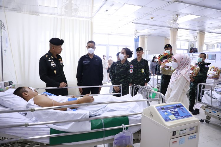 แม่ทัพภาคที่ 4 เยี่ยมกำลังพลที่ได้รับบาดเจ็บจากเหตุคนร้ายซุ่มยิงที่จะแนะ