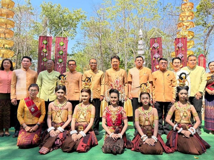 ชูพลังศรัทธา–ยกย่องคนดีศรีขุนหาญ "เถลิงพนมกะบาร์ บูชาพระใหญ่ ไหว้ตรุษสงกรานต์ สนานธรรมราช "