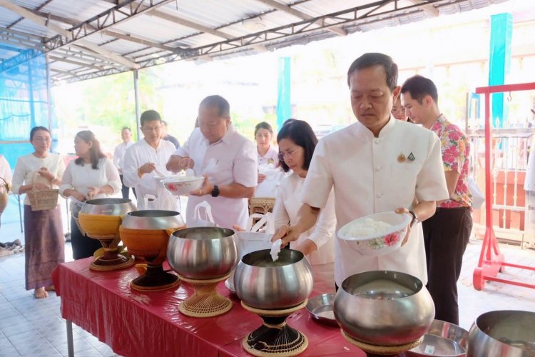 “ศรีสะเกษรวมพลังทำบุญตักบาตรเฉลิมพระเกียรติ สร้างพลังศรัทธา ปลูกฝังคุณธรรมสู่สังคมไทย”