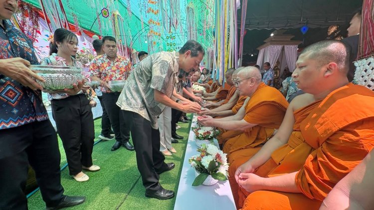 ศรีสะเกษจัดสงกรานต์อบอุ่น ผู้ว่าฯ นำสรงน้ำหลวงพ่อโต พร้อมรดน้ำดำหัวผู้สูงอายุ
