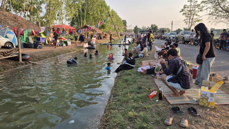 สาดน้ำสนั่นคลองส่งน้ำอำนาจเจริญท่ามกลางอุณหภูมิร้อนปรอทแตกกว่า 40 องศา