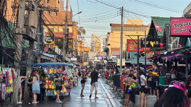 สงกรานต์พัทยาคึกคัก "ต่างชาติ-ไทย"แห่สาดน้ำแน่น ซอย 7-8 แทบแตก