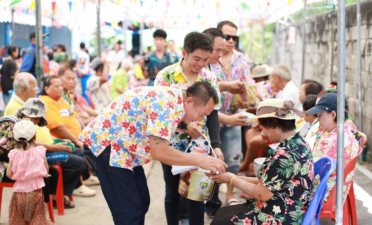 อบต.สวนพริกไทย จัดรดน้ำขอพรผู้สูงอายุ สืบสานประเพณีไทยในวันสงกรานต์