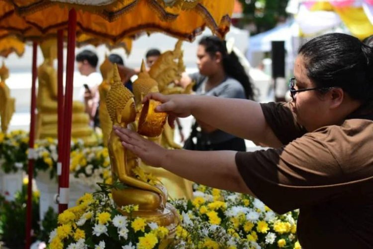 คลื่นศรัทธาล้น! วัดโพธิ์แน่นขนัดรับสงกรานต์แห่กราบพระนอนศักดิ์สิทธิ์เสริมมงคลชีวิต