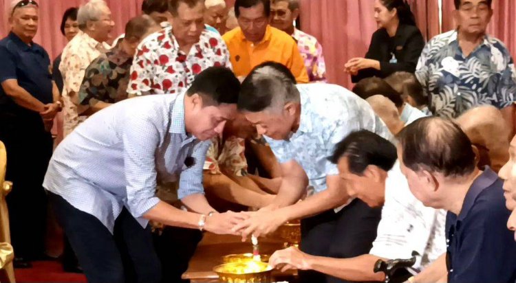 รวมน้ำใจคนลูกหนัง !!! ตบเท้ารดน้ำดำหัว ตำนานลูกหนังไทย