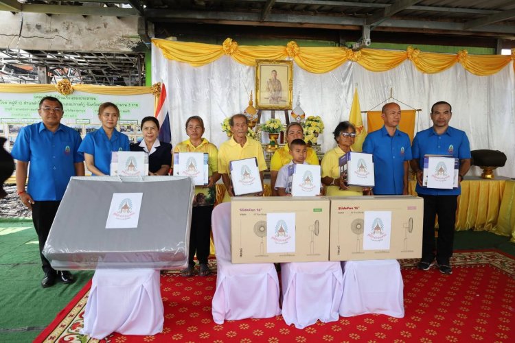 มูลนิธิราชประชานุเคราะห์มอบเงินและสิ่งของพระราชทานแก่ครอบครัวเหยื่อวาตภัยปรางค์กู่