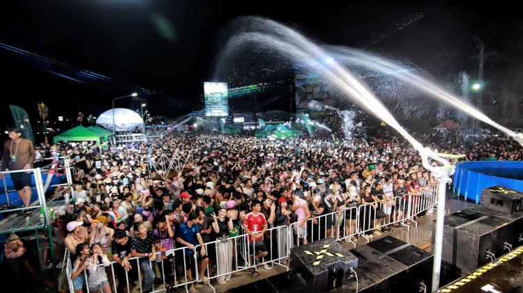 ยิ่งใหญ่อลังการ!วันไหลธัญบุรี (Thanya-Splash)คนนับหมื่นแห่เล่นน้ำสงกรานต์จนธัญบุรีลุกเป็นไฟ