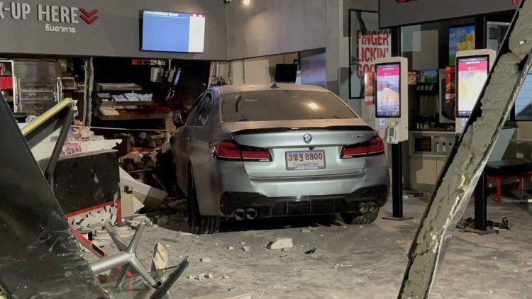 ระทึก!หนุ่มจีนซิ่ง! เก๋ง BMW พุ่งชน KFC ปั๊มบางจากสุขุมวิท 62 พังยับ เจ็บระนาว 12 ราย