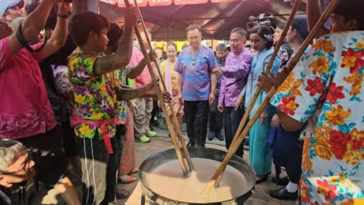 ‘รวยไม่ไหวแล้ว’วัยรุ่นตะโกนแซวนายกฯก่อนเปิดงานสงกรานต์พระประแดง