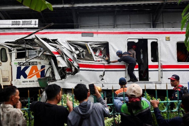 โศกนาฎกรรม!รถไฟอินโดฯ2ขบวนชนสนั่นชานเมือง "จาการ์ตา"ตายพุ่งแล้ว 14 ศพ บาดเจ็บนับร้อย