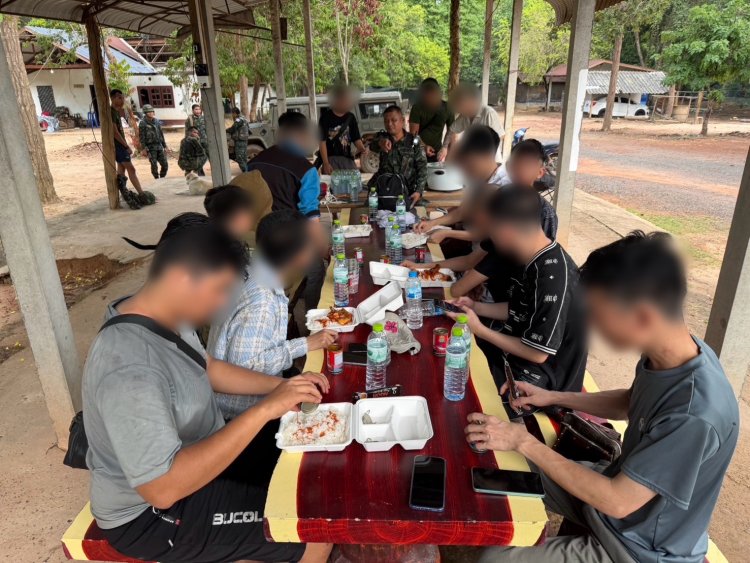 กกล.สุรนารีสกัดจับ 12 ชาวเวียดนามถูกหลอกทำงานแก๊งคอลฯในเขมรลักล้อมข้ามแดนช่อสะงำ