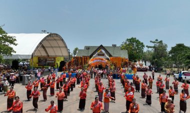 สุดอลัง! แห่มาลัยดอกไม้ยาว 990 เมตร ถวายเจ้าพ่อหมื่นแสน สืบสานบุญเดือน 6 ชัยภูมิ