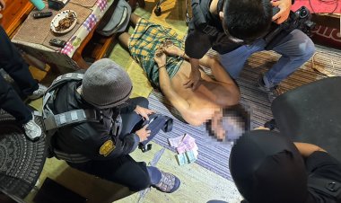 “สายสืบหมอนทอง” ลุยชุมชนอุดมสุข บุกทลายแหล่งมั่วสุมยา-พนัน รวบ 3 ผู้ต้องหา ยึดสล็อต-ไอซ์