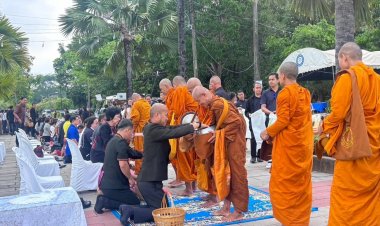 สืบสานภูมิปัญญาท้องถิ่น“ศรีสะเกษพร้อมใจ นุ่งผ้าไทยใส่บาตร ทำความดี วิถีพอเพียง”
