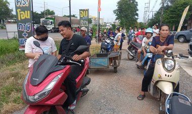 เสี่ยเต้นท์รถปราจีนฯน้ำใจงาม!แจกน้ำมัน จยย. ฟรีเต็มถัง แห่ต่อคิวแน่น