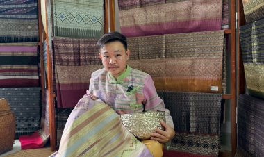 แรงบันดาลใจจากวิจิตรศิลป์บนขันสลุงศิลปินแห่งชาติ สู่ “ลายเครือเขาหลง” บนผืนผ้าทอเมืองน่าน ทายาทช่างศิลป์ อภิรัตน์ รัตนศิลา  เชื่อมร้อยอดีต สร้างอนาคตช่างทอ