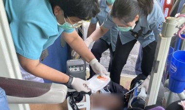 ยกย่อง!ตร.วิภาวดีทำ CPR คนขับรถหมดสติกลางถนนก่อนนำส่งโรงพยาบาล