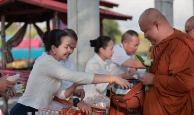“รมต.สุขสมรวย” นำชาวอำนาจเจริญทำบุญตักบาตร เนื่องในวันวิสาขบูชา สืบสานพระพุทธศาสนา