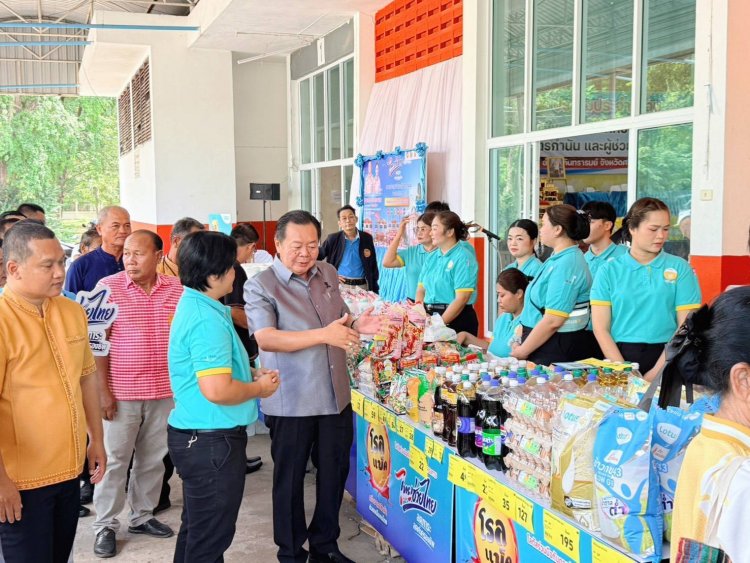 ลดภาระค่าครองชีพ!กันทรารมย์จำหน่ายสินค้า "ไทยช่วยไทย"ราคาถูกบรรเทาเดือดร้อนชาวบ้าน