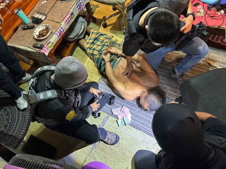 “สายสืบหมอนทอง” ลุยชุมชนอุดมสุข บุกทลายแหล่งมั่วสุมยา-พนัน รวบ 3 ผู้ต้องหา ยึดสล็อต-ไอซ์