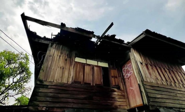 พายุพัดกระหน่ำห้วยทับทัน บ้านพัง 47 ครัวเรือน ปลัดอำเภอลุยพื้นที่เร่งช่วยเหลือผู้ประสบภัย