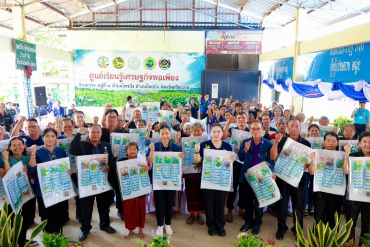เทศบาลตำบลไพรบึงส่งมอบแปลงปลูกผัก-แจกจ่ายเมล็ดพันธุ์ แก่เกษตรกร