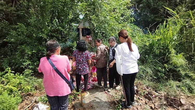 คอหวยแห่ขอโชคศาลชื่อแปลกอายุเกือบ 100 ปี หลายคนสมหวังมาแล้วทั้งบน-ล่าง