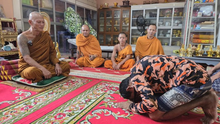 พระเมตตา!ชาวบ้านล้อมจับโจย่องขโมยของวัดเจ้าอาวาสเทศน์สอนธรรมะให้อภัยปรับตัวเป็นคนดีสู่สังคม