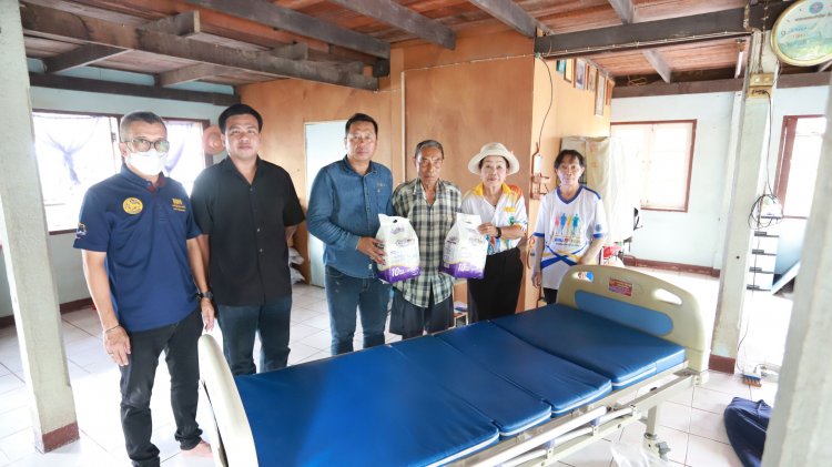 กำนันบ้านกลางส่งต่อบุญมอบเตียงผู้ป่วย ผ้าอ้อม คุณยาย วัย 77 ปี ยกระดับคุณภาพชีวิตคนในชุมชน