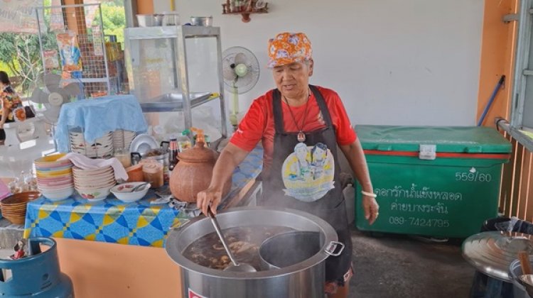“ก๋วยจั๊บป้าไฉน”สูตรโบราณต้นตำหรับ  อร่อยลับริมคลองสระบุรี ลูกค้าแน่นทุกวัน