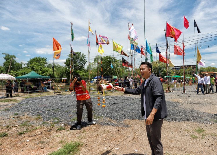 "สส.เต๋า- ศุภชัย นพขำ" สืบสานประเพณีจุดลูกหนูวัดเวฬุวันสนามสุดท้ายของปีนี้