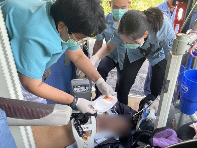 ยกย่อง!ตร.วิภาวดีทำ CPR คนขับรถหมดสติกลางถนนก่อนนำส่งโรงพยาบาล