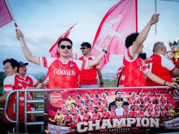 สาวก ปืนใหญ่  "Arsenal-อาร์เซนอล"  ขึ้นรถแห่รอบเมืองตาก ฉลองแชมป์ "พรีเมียร์ลีก" อังกฤษ รอบ 22 ปี